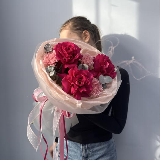 Авторский Букет для любимой девушки  «Малиновый закат💗» французские розы, диантус, эвкалипт, ковыль: размер S🌿