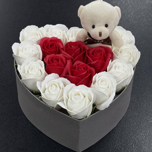 Композиция из мыльных роз с мишкой (белая)