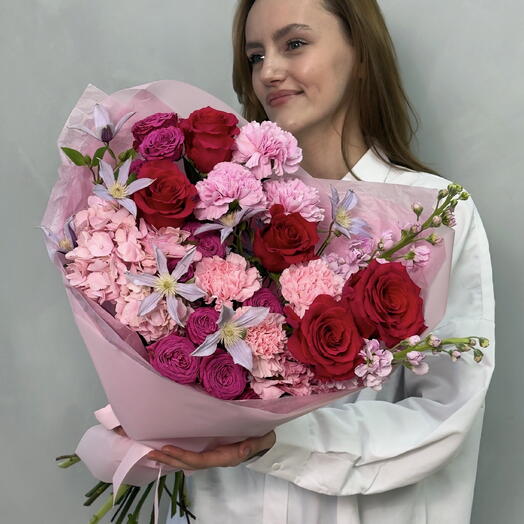 Яркий сборный букет с малиновыми розами, маттиолой, клематисом и гортензией «Первое свидание» Арт. Ф712