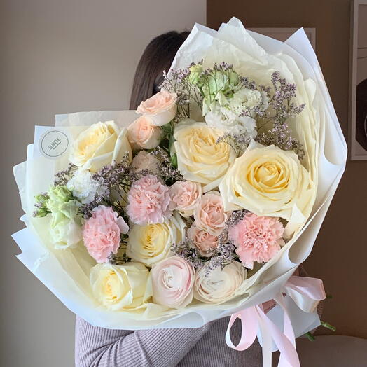 Букет «Весеннее солнце» с пионовидными розами, ранункулюсами, лимониумом💛