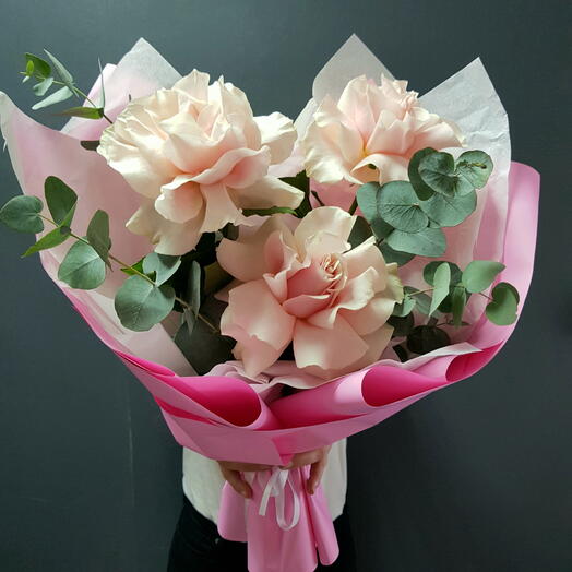 Объёмный букет французских роз с эвкалиптом