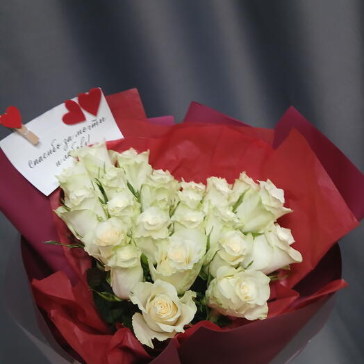 Сердце из белых роз