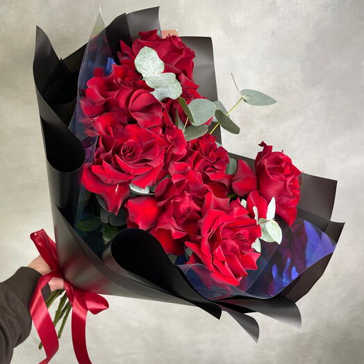 Букет из красный французских роз с эвкалиптом