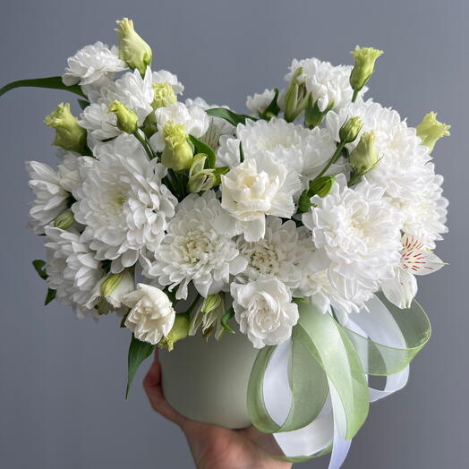 Цветы в коробке из альстромерии, кустовой хризантемы и кустового диантуса