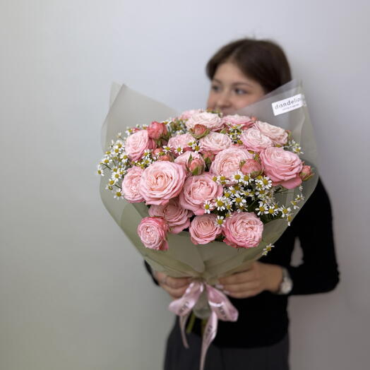 Розы в ромашках