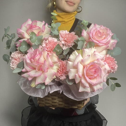 Корзина с французскими розами, диантусами и эвкалиптом