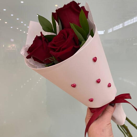 Букет "Комплимент" из классических красных роз для любимой девушки