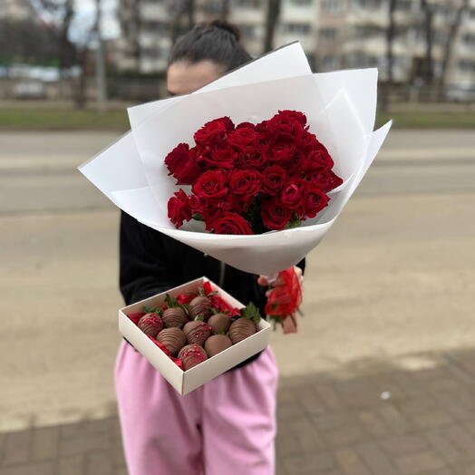 Комбо с  Букетом кустовых роз и клубники в шоколаде