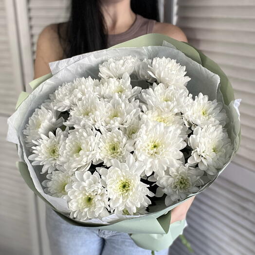 Нежный моно букет из кустовых белых хризантем