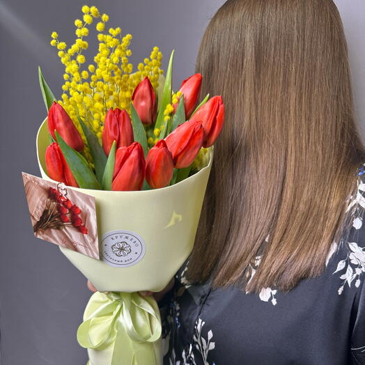 Букет красные тюльпаны и мимоза