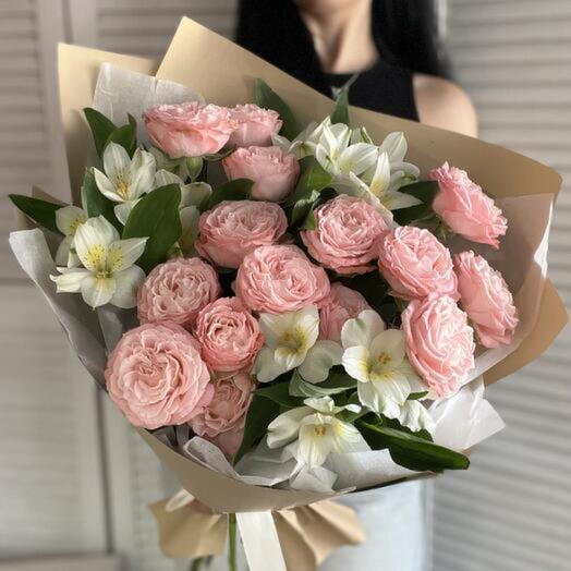 Букет из кустовых роз и альстромерий