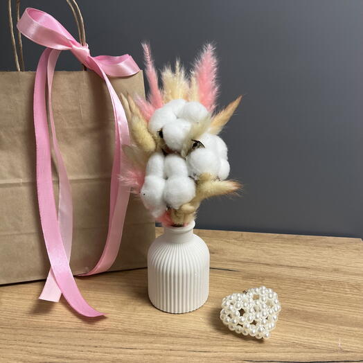 Ваза интерьерна с сухоцветами и с брелком в виде сердца для любимой на 8 марта