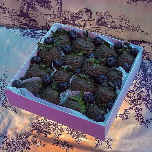 Клубника в шоколаде, набор 16 ягод (молочный шоколад + голубика)