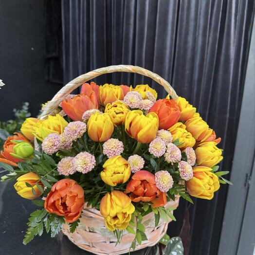 Корзина с тюльпанами и сантини