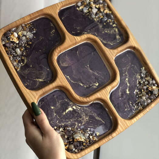 Менажница деревянная с эпоксидной смолой и камнями агата