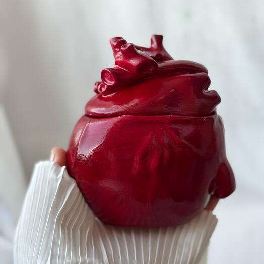 Подарок в форме сердца, свеча