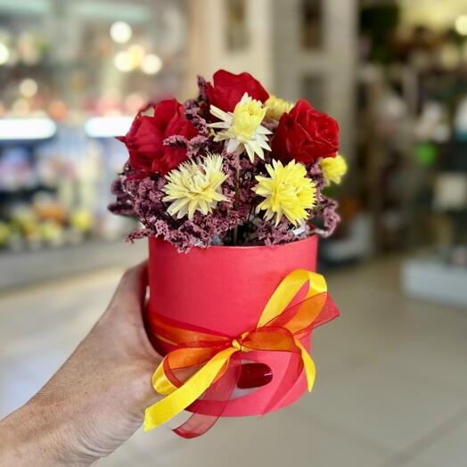 Розы красные в шляпной коробке