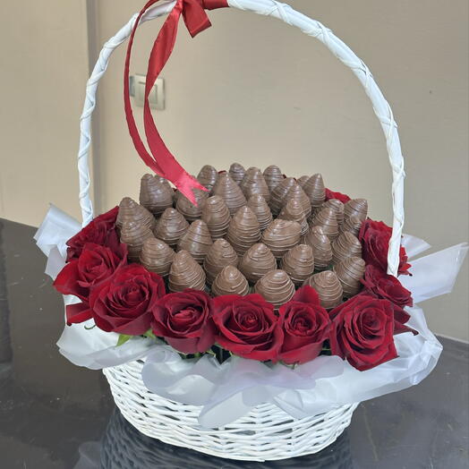 Клубника в шоколаде с розами в корзине
