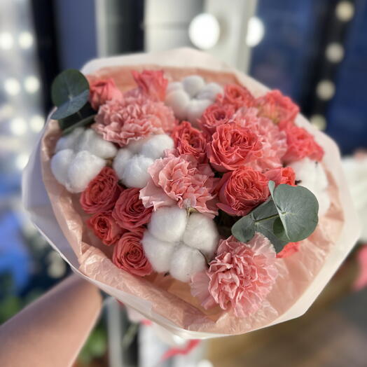 Коралловые пионовидные розы с хлопком