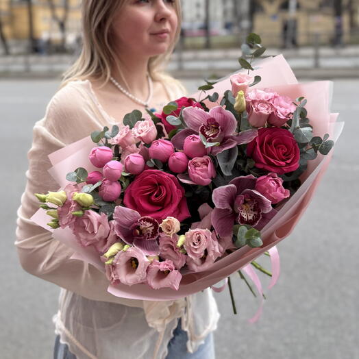 Авторский букет из роз, эустомы и орхидеи