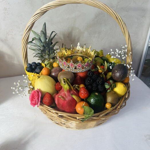Большая фруктовая корзина и корона