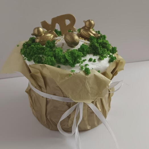 Большой дрожжевой сливочный кулич с изюмом