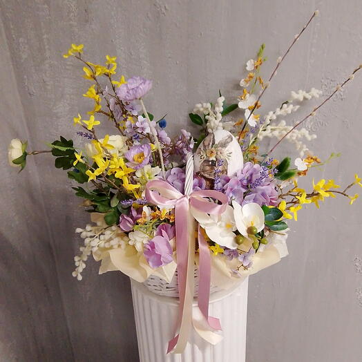 Корзина с декоративными цветами на Пасху