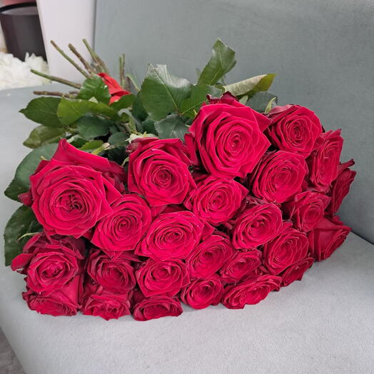 25 красных роз 70см