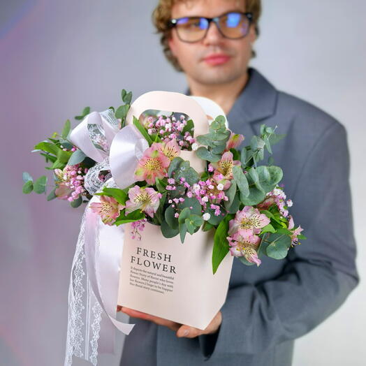 Сумочка розовая альстромерия 5 шт и гипсофила 1 шт