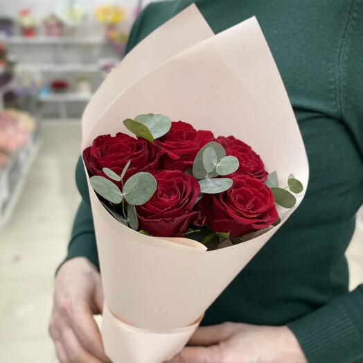 5 красных розочек с эвкалиптом