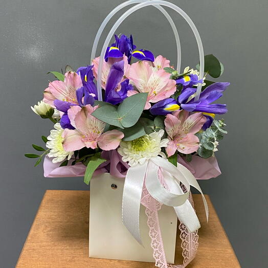 Цветы в коробке с ирисами и альстромерией