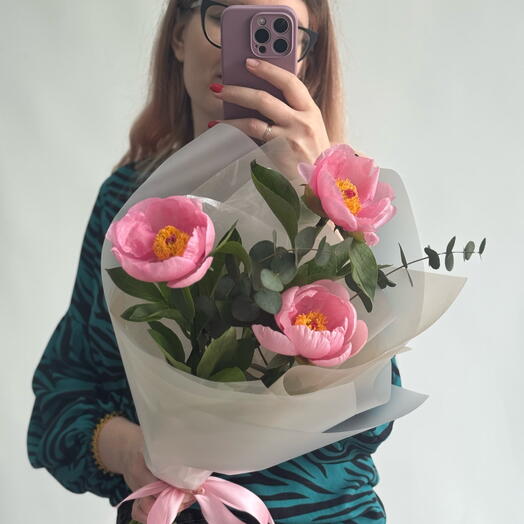 Розовые пионы с эвкалиптом