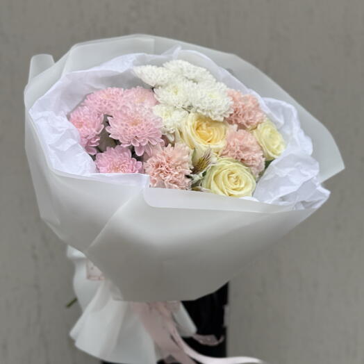 Букет нежный из белых роз, диантусов и хризантемы 🌸