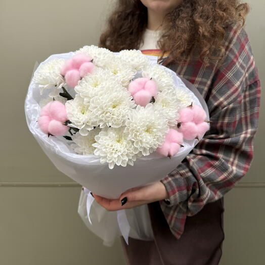 Букет из белых хризантем с хлопком + сладкий подарок 🎁