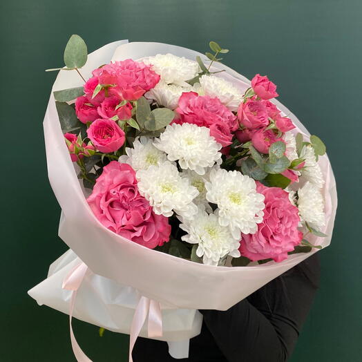 Букет пионовидных роз с хризантемой 🌺