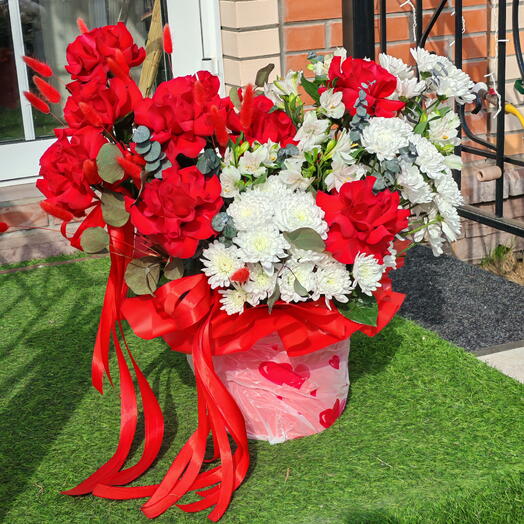 Цветы в коробке красно/белое