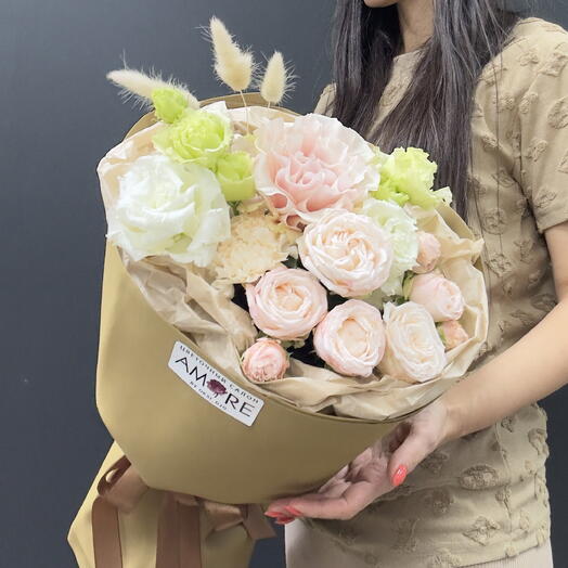 Букет из пион роз и эустомы