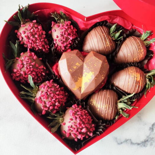 Chocolate-covered strawberries with a Dubai heart as a gift for your girlfriend