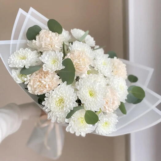 Нежный букет хризантем, персиковых диантусов и эвкалипта🤍🌸🌿