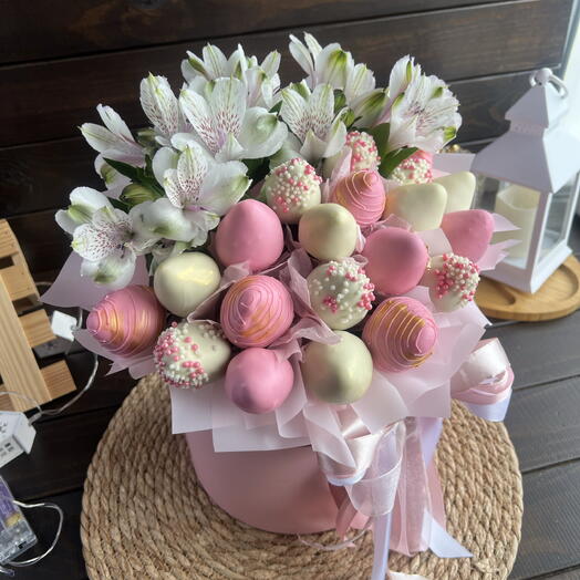 Шляпная коробка с клубникой в шоколаде с альстромериями