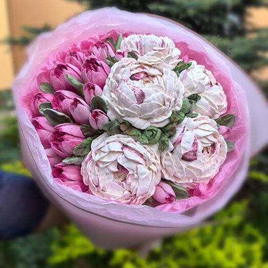 Букет из пионов и тюльпанов
