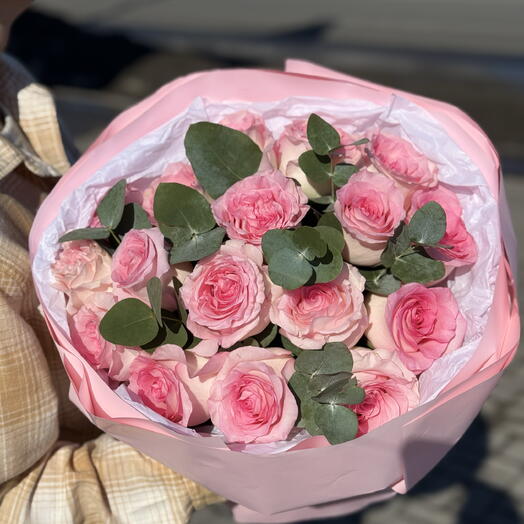 Розовые розы с эвкалиптом