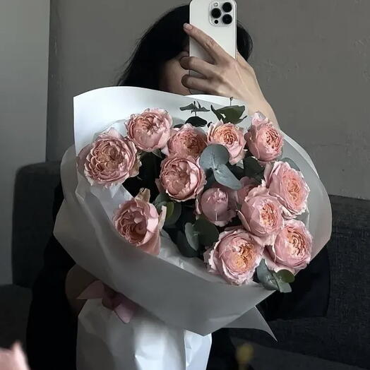 Монобукет из 3 пионовидных роз Джульетта + Эвкалипт