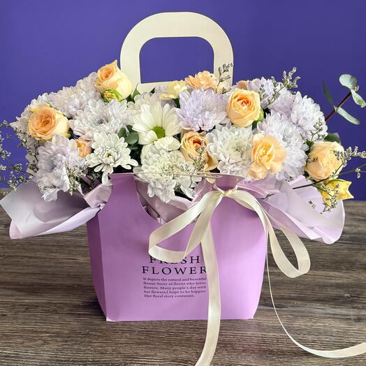 Милая композиция хризантем и кустовых роз