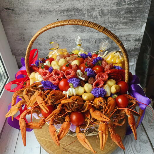 Корзина с раками и закусками подарок женщине, начальнику, коллеге
