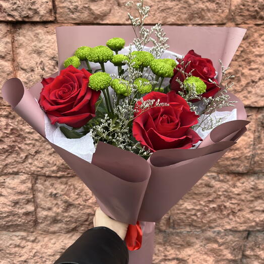 Букет 💐 🖤 «Красный шёпот на тёмном фоне» 🌹красные розы😍пуговки зеленые🌿