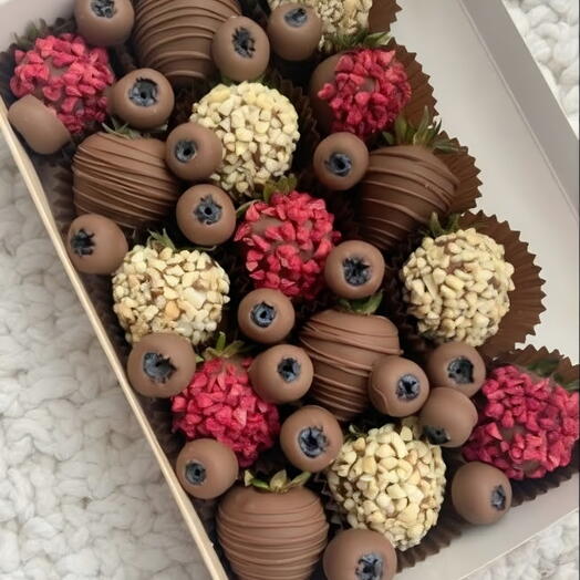 Клубника и голубика в шоколаде 15 шт. Вкусный подарок на день рождения маме, бабушке, жене, девушке, дочке