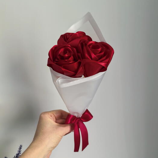 Комплимент из 3 роз ( из атласных лент )