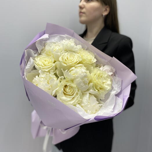 Букет из белых пионов и роз по акции