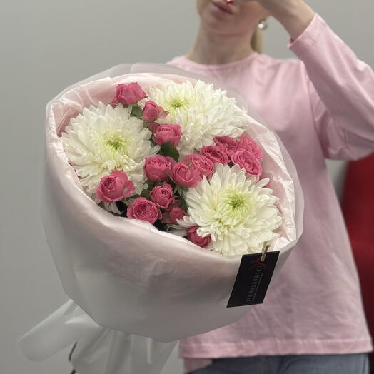 Дуо букет из одноголовой хризантемы Магнум и кустовой розы